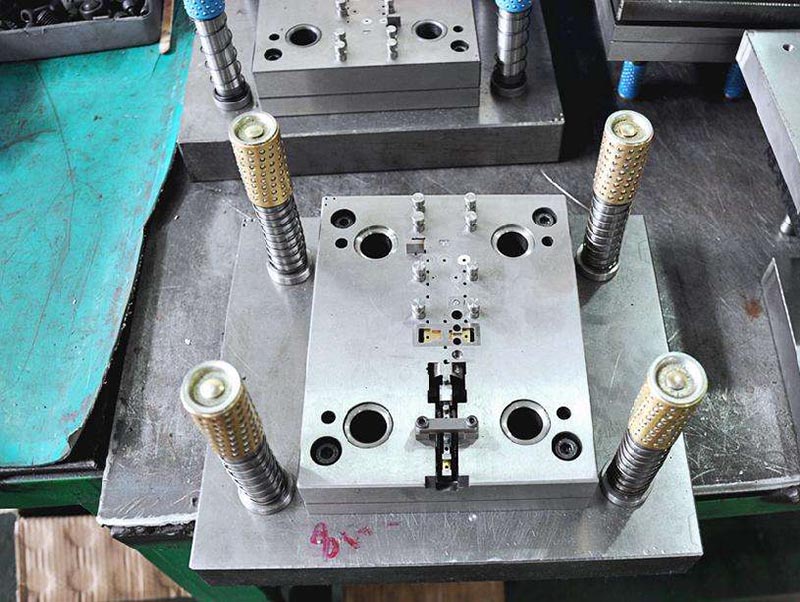 清新模具制造-01